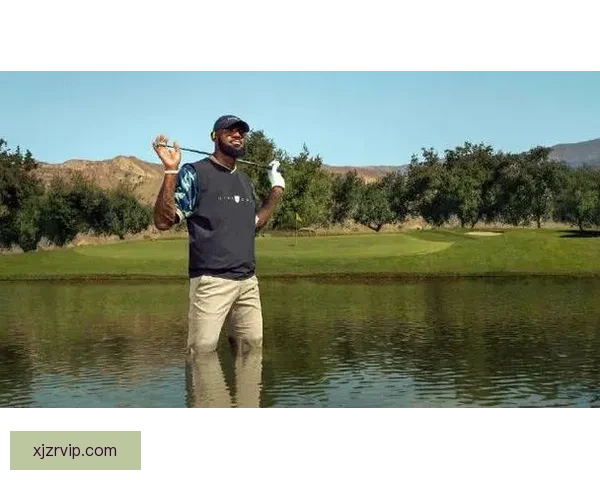 詹姆斯父子打高尔夫遭遇惊险瞬间 水中突然现鳄鱼 老詹勇敢捡球再现硬汉本色